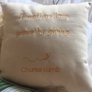 4 decorative pillows